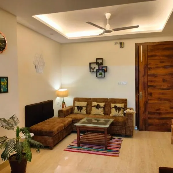 Blue Heart Home 1 BHK - Spacious Flat in Tapovan, hotel in Rishīkesh