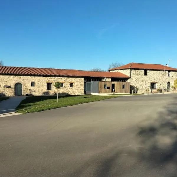 Au détour du Puy Maison avec piscine intérieure à 15 mn Puy du Fou, hotel in Pouzauges