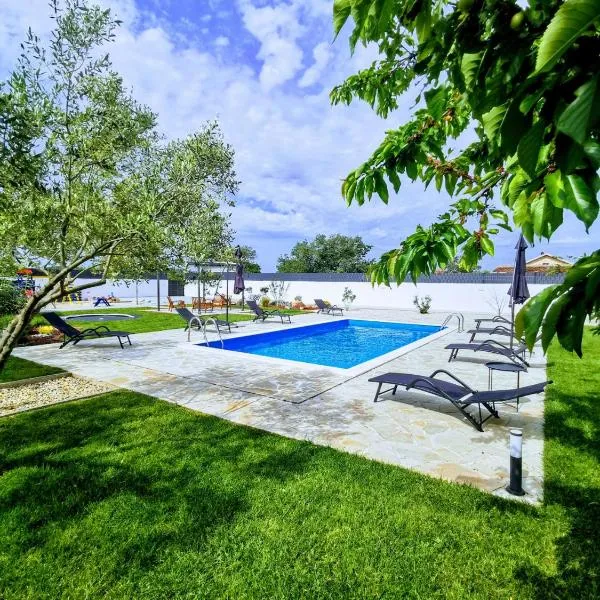 Holiday home Aprilis with pool, jacuzzi and sauna, хотел в Galovac