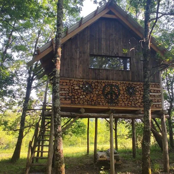 Cabane perchée, hotel v destinaci Mongauzy