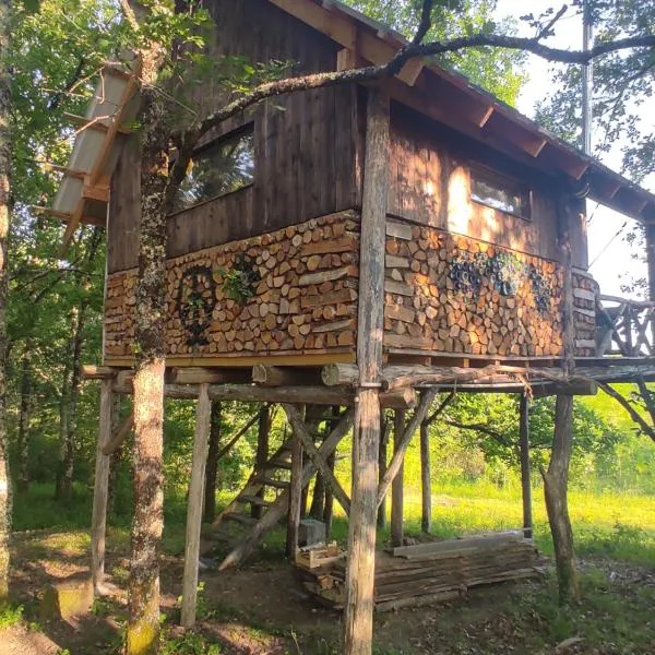 Cabane perchée, hotel in Mongauzy