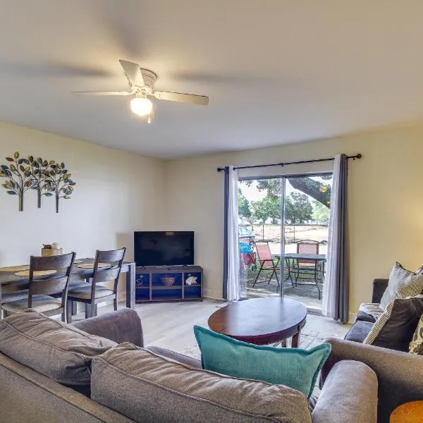 Airy Biloxi Condo with Patio Walk to Beach!, hotel en Biloxi