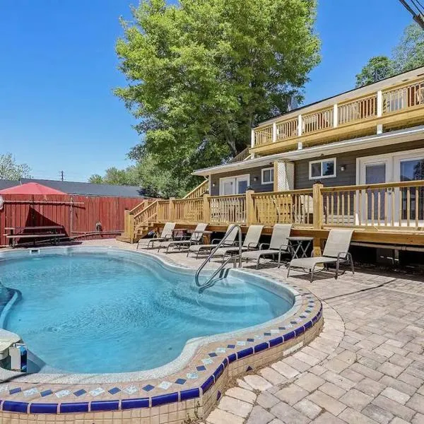 Historic Savannah Gold Private Condo with Pool - 2bed, 1&half bath, Sleeps 6, 1st Floor, 15 Min Walk To Historic Savannah Center And All Attractions, hotel in Savannah