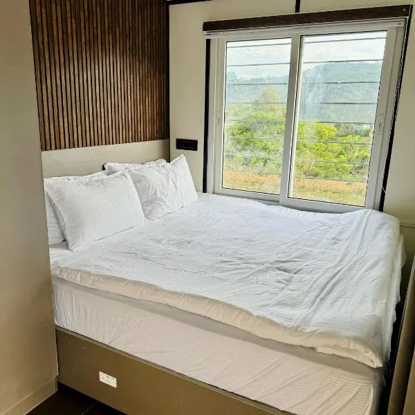The Jade Highlands Mountain View Container Studio Room, hotel in Kodaikānāl