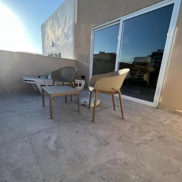 Sweet 1-bedroom penthouse in the heart of it all, hotel in Il-Gżira