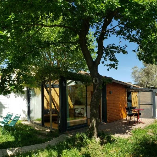Le mazet des amants, cabane en bois avec jacuzzi privatif、アヴィニョンのホテル