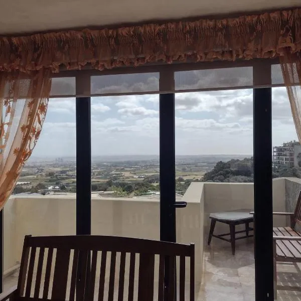 Terraced house with stunning view close to Mdina, hotel v destinaci Rabat