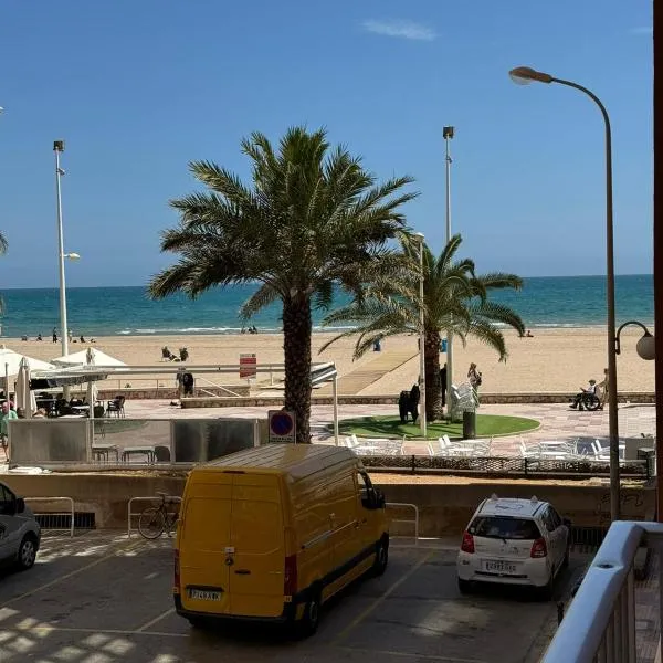 precioso apartamento a 10 metros de la playa, hotel en Cullera