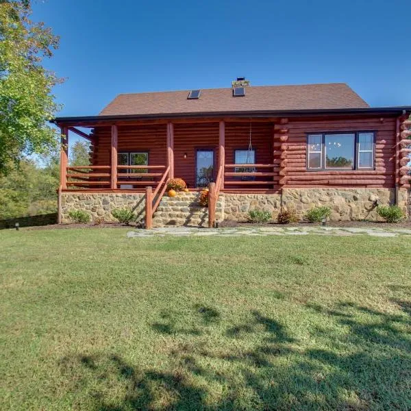 Cozy Log Cabin Getaway with Fire Pit and 3 Acres!, מלון בGordonsville