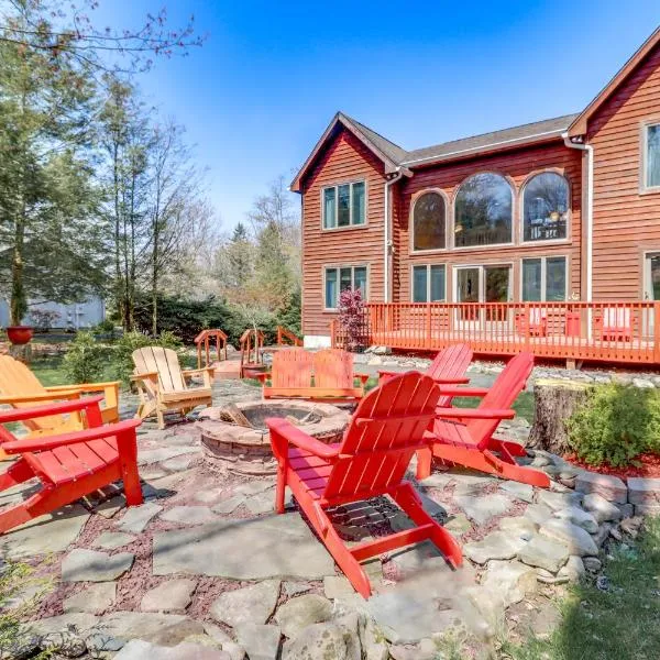 Fire Pit and BBQ Elegant Split Rock Resort Getaway!, hotel in Lake Harmony