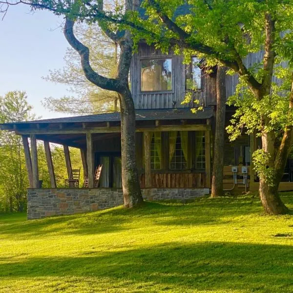 Whimsical Gatehouse at Dark Horse Estate, hotel in Franklin