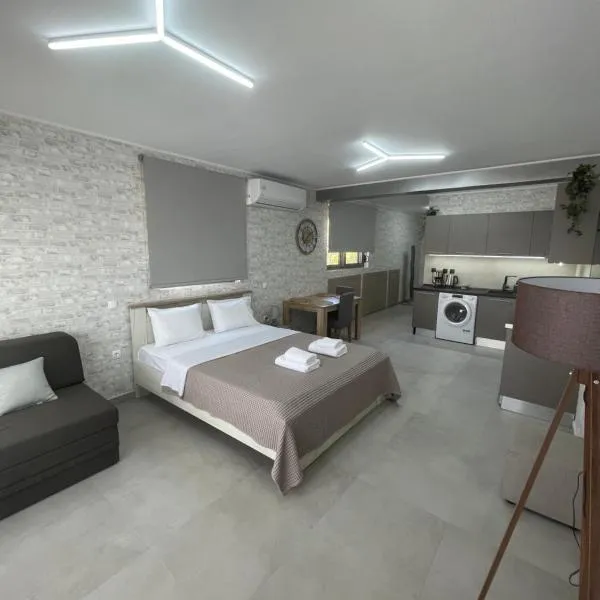 AVR Airport Deluxe Suites 6 AIRPORT FREE SHUTLE, hotel v destinaci Markopoulon