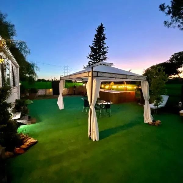 Nómada, Chalet con piscina en Alcalá de Guadaíra, hotel v destinácii Alcalá de Guadaira