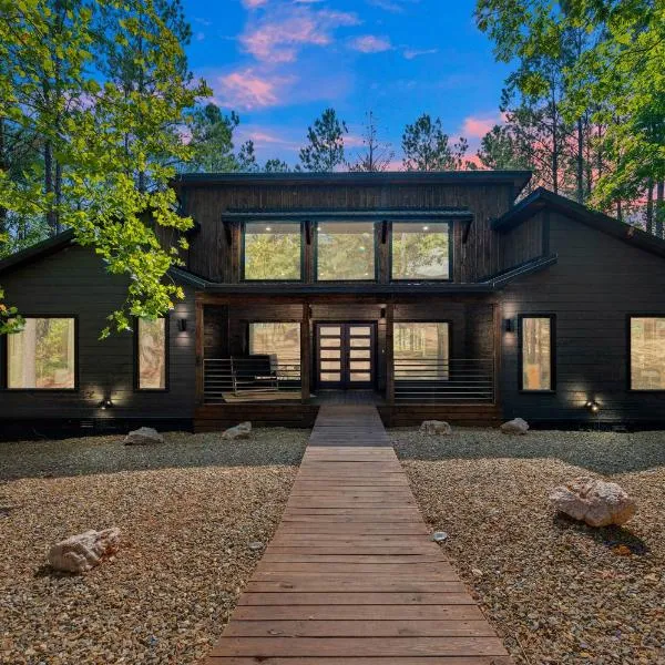 Luxe Broken Bow Vacation Rental Hot Tub and Pets OK โรงแรมในโบรคเคนโบว์
