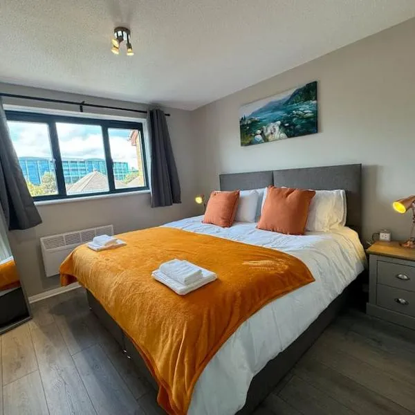 2 bedroom House with Parking & Garden, ξενοδοχείο σε Sunbury Common