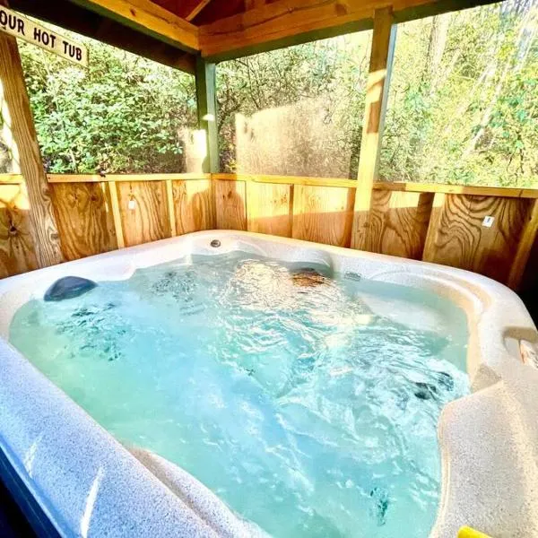 Amazing Cabin HOT tub minutes to Helen #1, hotel di Helen