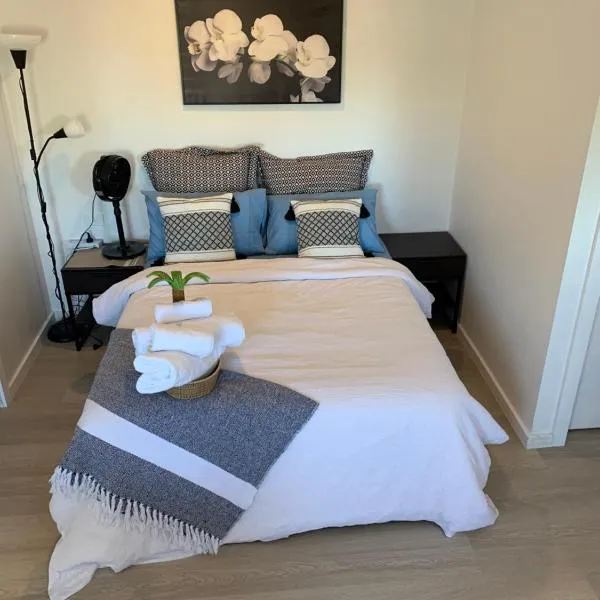 Cosy Secure comfortable for two in Canberra, готель у місті Hall