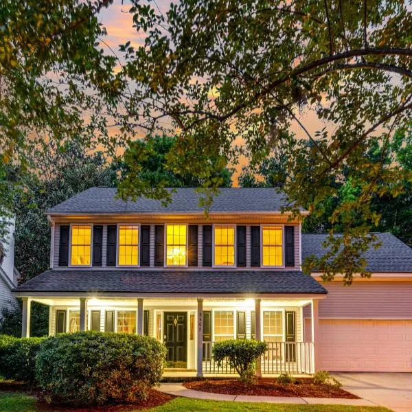 Lowcountry haven - game rm + king bds, mins 2 dwtn, hotel v destinaci Charleston