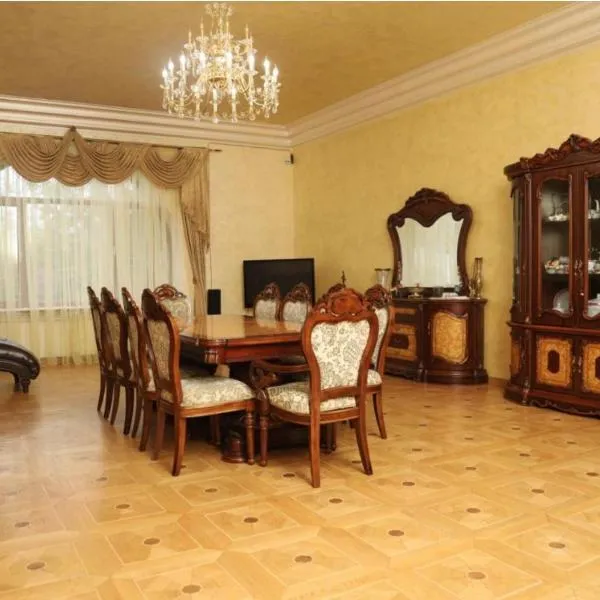 Eriks Guest House -Four Bedrooms with Indoor Pool, hotel em Goris