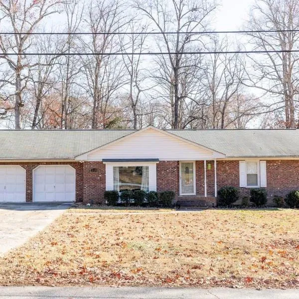 Beautiful Home. W/Hot Tub. Great Location, hotel v destinaci Taylors