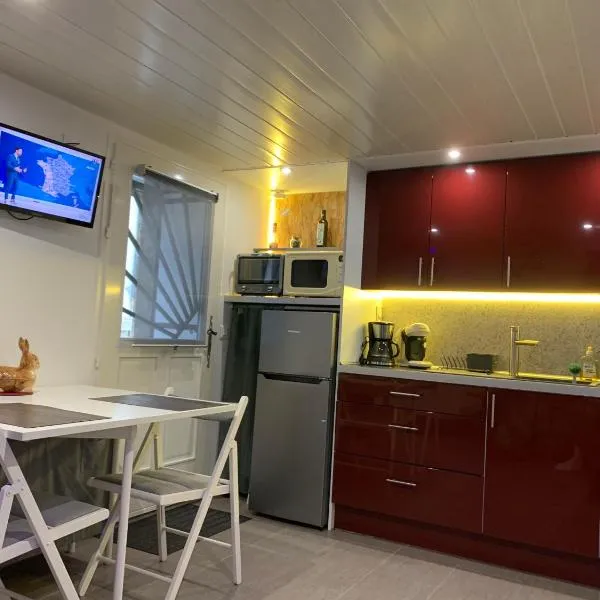 Charmante petite maison en pierre, avec accès autonome, hotel v destinaci Satillieu
