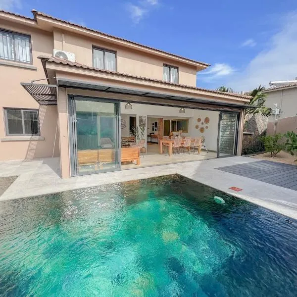 Villa Celeste by Sealodge, hotel in Calodyne