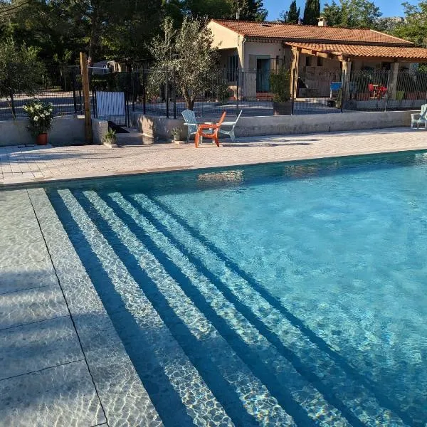 Camping Sainte Victoire, hotel v destinaci Beaurecueil