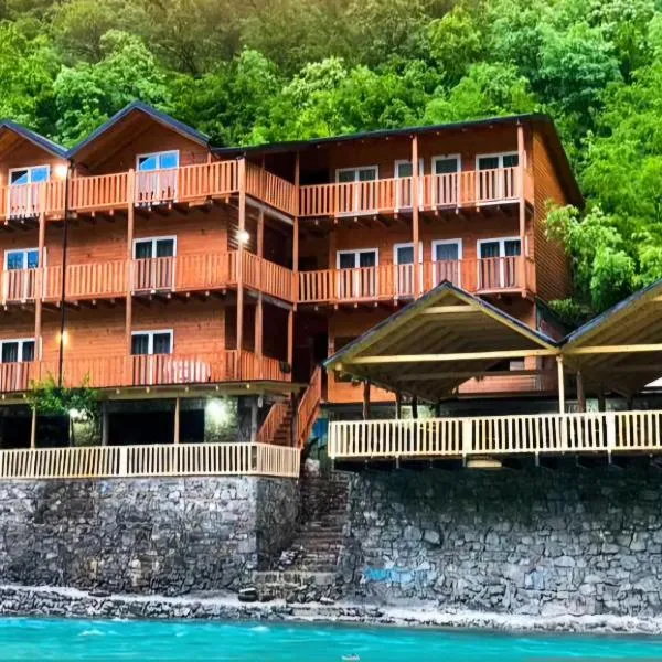 Livadhi Guesthouse Komani Lake, hotel in Mollʼ e Shoshit