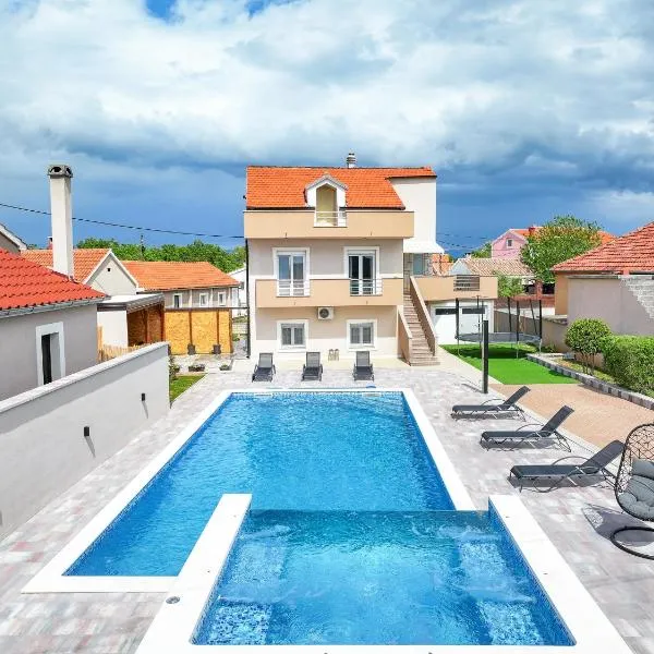 Villa Nada for 10 people with pool & integrated whirlpool, hotell i Galovac