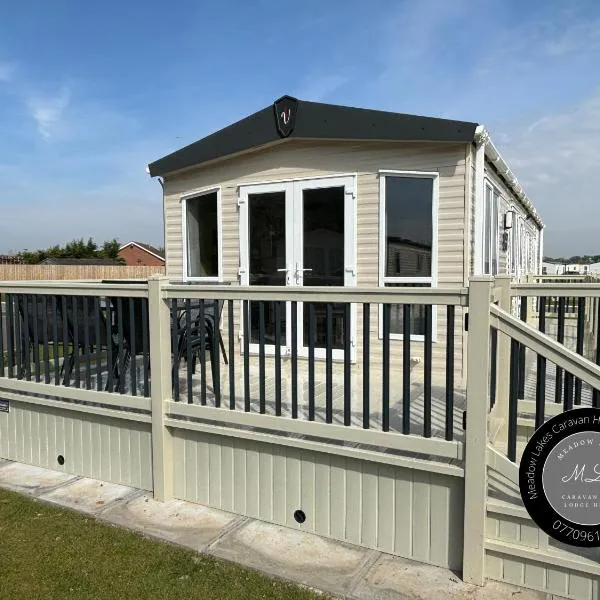 The Retreat 38, pet friendly, WiFi, central heating, bed linen - Meadow Lakes Caravan & Lodge Hire, hotel in Chapel Saint Leonards
