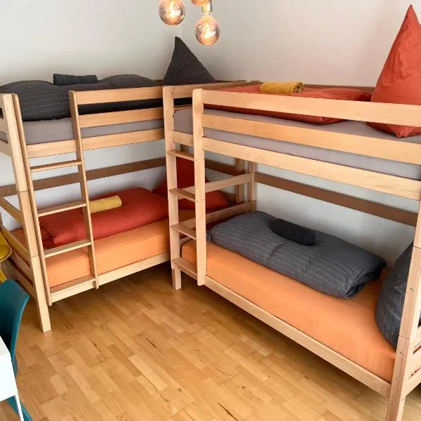 Gemütliche Privatzimmer mit geteiltem Bad, Küche und Garten, hotel in Munich