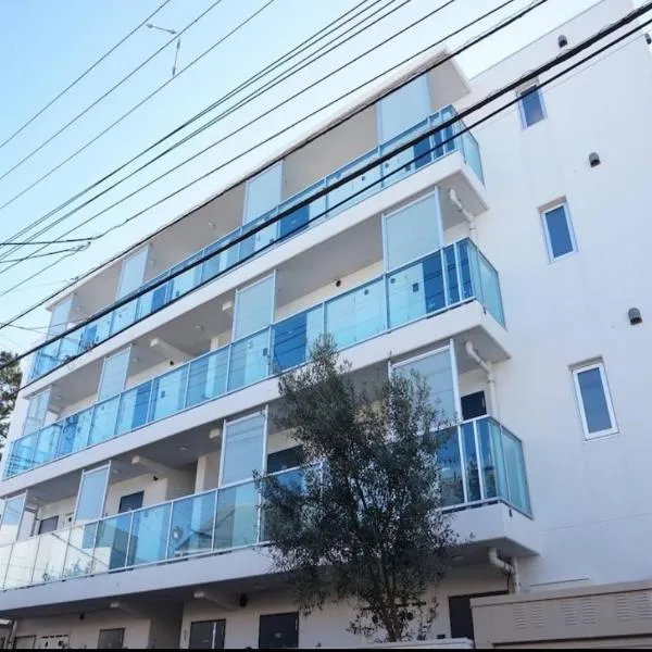 近沙滩 冲浪圣地 鵠沼海岸独立式公寓 独立卫生间 带厨房 有洗衣机, hotel in Fujisawa
