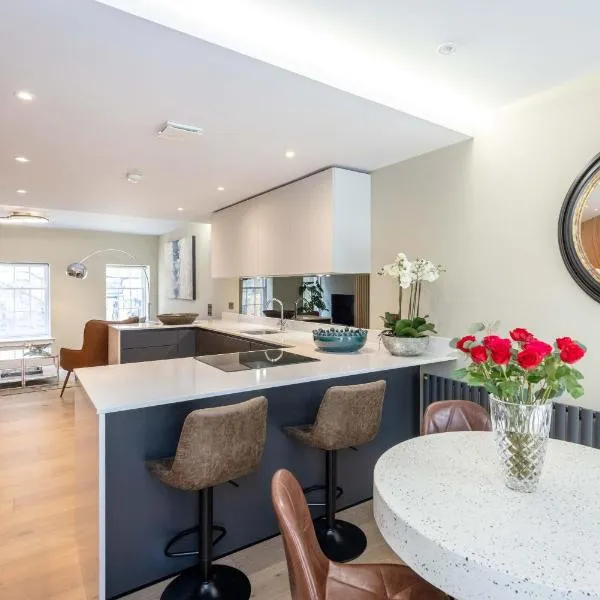 Dragon Suites - City Centre 2 Bed Luxury Mews House, hotel v destinaci Edinburgh