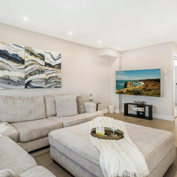 Bright 4 BR Family Home , Sleeps 8, Near Wonderland and Vaughan Mills, hotel in Vaughan