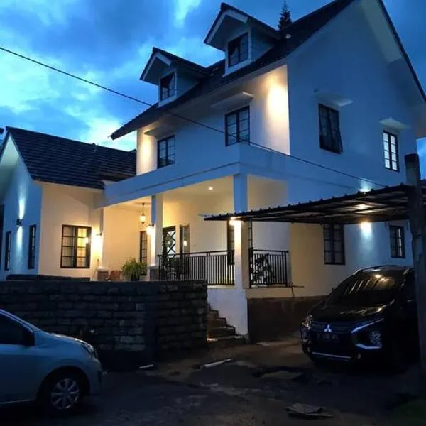 Stylish Villa at Green Apple U 35A Cipanas Puncak, hotel v destinaci Sindanglaya