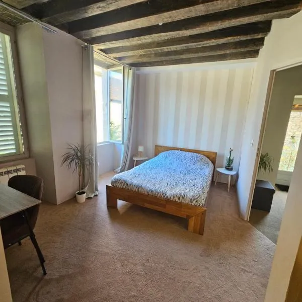 Chambre avec salle de bain, hotel en Donzy