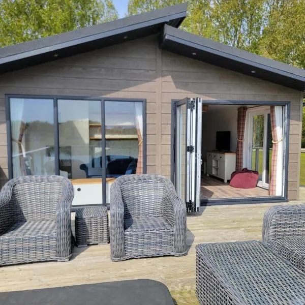 Luxury 2-Bed Lodge in Routh Sleeps 4 with Hot Tub, hotel in Beverley