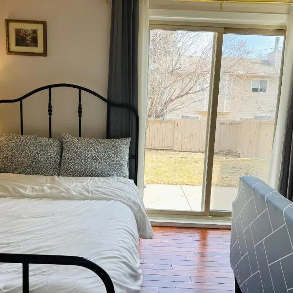 Lily room near golf and banff costco newly renovated queen size bed Single bathroom sofa TV, hotel sa Priddis