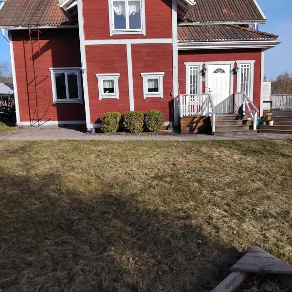 Röda villan: Bjursås şehrinde bir otel