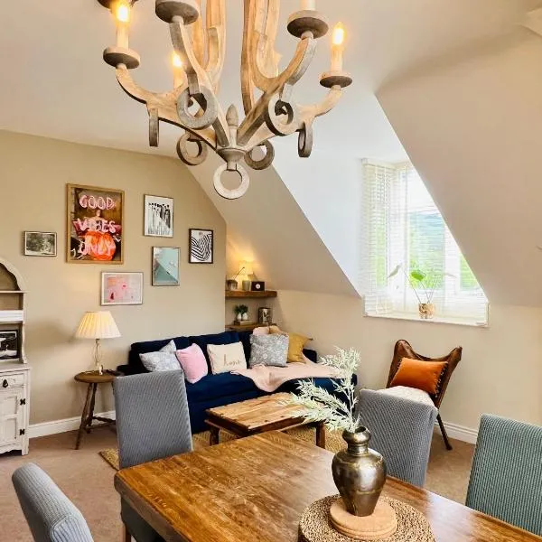 Top floor double en-suite BR apartment central Matlock, hotell i Matlock