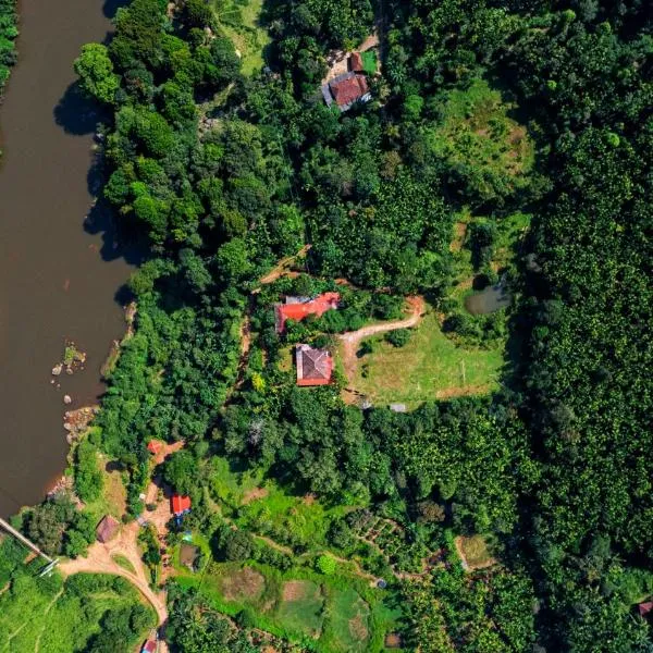 Isiri river side stay, hotel Bālehonnūr városában