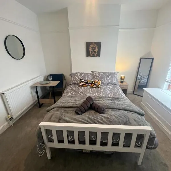 Private Double Bedroom w Microwave, kettle & Smart TV, hotel in Ilkeston