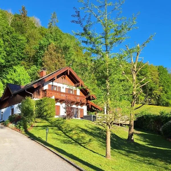 Alpenparadies nahe Salzburg Sauna & Whirlpool, hotell i Adnet