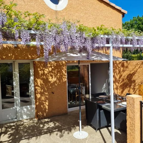 Maison classée 2 étoiles proche du lac du Salagou、クレルモン・レローのホテル
