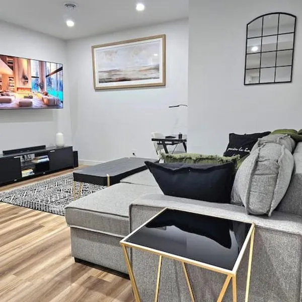 Cozy 2 bedrooms and 1 bath for 4 guests!, hotel in Calgary