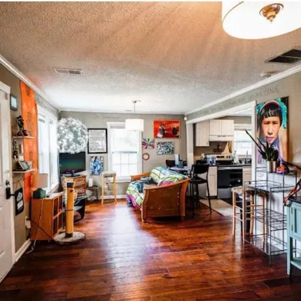 Hilltop Hideaway Unit 1, hotel in Atlanta