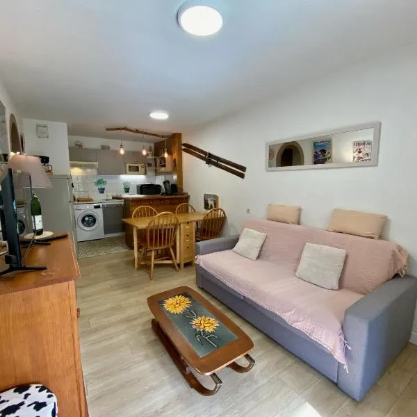 Charmant Logement de plein pied avec piscine 2*, hotel v destinaci Loudenvielle