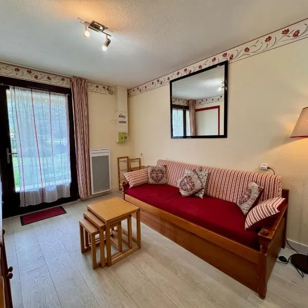 Charmant logement de plain-pied avec Piscine, hotel v destinaci Loudenvielle