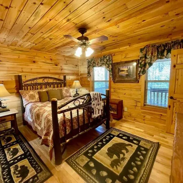Cabin 2 bed close to Helen hot tub #15, hotel v destinaci Helen
