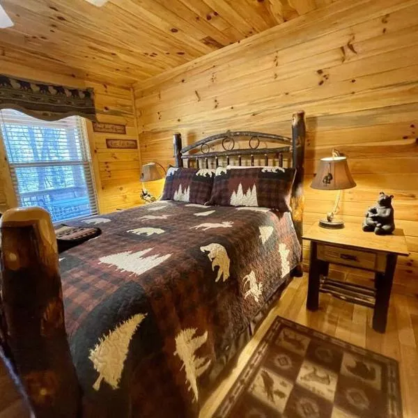 2 bed Cabin HOT TUB close to Helen #16, hotel in Helen